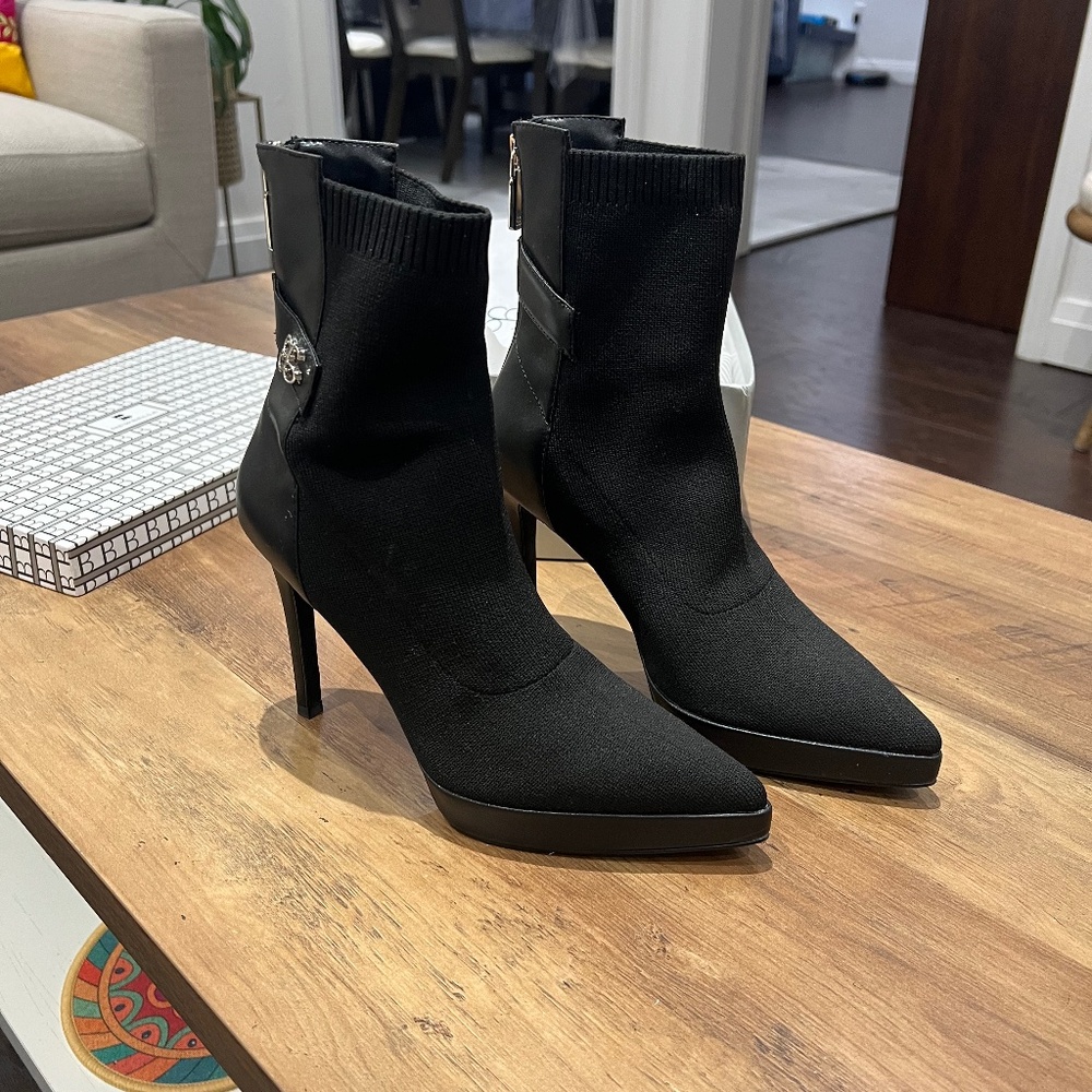 Stylish black boots- size US 6